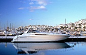 schnittige Motoryacht in der Marina von Puerto Banus, Costa del Sol