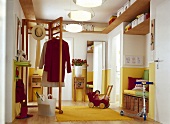 Garderobe mit Stauraum unter der Decke,Wand halbhoch in gelb