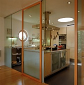 Mod.Küche mit gr.Kochinsel,rundes Fenster in der Decke und Wand
