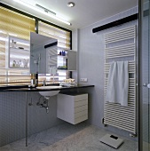 Glastisch m. Waschbecken,direkt vorm Fenster ein Wandregal m.Spiegel