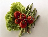 grüner Blattsalat,Strauchtomaten, grüner Spargel zusammengestellt