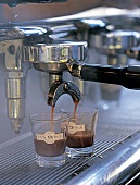 Espressomaschine mit zwei Gläsern in denen Espresso läuft