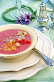 kalte Suppe aus Tomaten,Kürbis, Paprika mit Croûtons