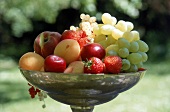 Früchte Mix in einer Silberschale: Weintrauben,Erdbeeren,Pflaumen