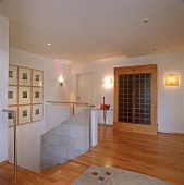 Galerie mit Buchenparkett und oberer Teil einer Treppe