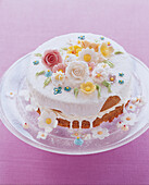 Torte mit Zuckerguß und Zuckerrosetten,Blumen,Geburtstagstorte