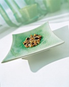 grüne Porzellanschale mit Stückchen Räucherharz des Myrrhestrauchs