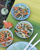warmer Salat mit gedünstetem Gemüse und Lamm