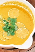 Moehren-Koriander-Suppe mit Limonenscheiben,close up