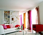weißes Wohnzimmer, Akzente rot und pink,Regal m. Stoffpaneelen,Vorhänge