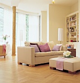 Lichter Raum mit cremeweißen Möbeln +Textilien in zartem Lila