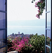 Ausblick aus geöffnetem Fenster auf das Meer + die Peloponnes-Felsküste