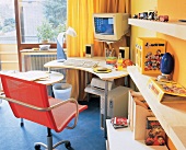 Jugendzimmer: Schreibtischplatz mit Computer und bunten Accessoires