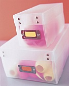 Gestapelte, transparente Boxen für Kleinkram