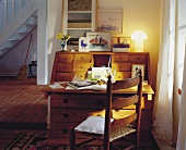 Arbeitsplatz im skandinavischem Stil: Sekretär aus Holz,Leinenkissen