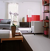grau/rotes Wohnzimmer im Asia-Stil: Sofa, Sessel, Sideboard (klare Form)