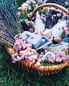Korb mit Lavendelprodukten gefüllt. Seife,Körperspray,Nagellack,Blüten