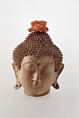Buddha aus Speckstein geschnitzt mit Blütenschmuck