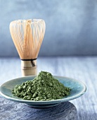Pulver aus grünem Tee mit Bambusquirl für japanische Teezeremonie