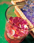 Rosen-Pfirsich-Bowle in einem Glas 