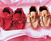 Baby-Schuhe (Mokassins) in rotem und braunem Leder, selbsgemacht