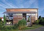 Modernes Doppelhaus aus Holz, Stahl und Beton / Frontalansicht