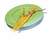 Grüner Platzteller mit Spaghettibündel (roh)