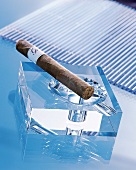 Aschenbecher aus massivem Kristallglas mit Zigarre