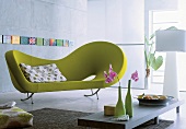 Asymetrisches, limonengrünes Sofa vor grau verputzter Wand
