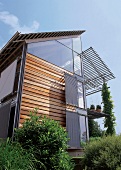Modernes Doppelhaus aus Holz, Stahl und Beton / Seitenansicht