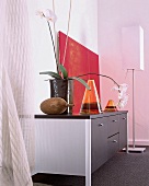 Streng geformtes Sideboard aus Alu + Holz, rotes Bild, Orchidee + Vasen