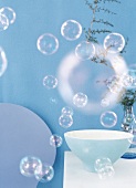 Seifenblasen vor türkisfarbener Wand luftig, leicht