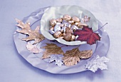 Vergoldete + versilberte Walnüsse und Herbstblätter als Tischdeko