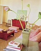 Zimmer mit asiatischen Möbeln, Blick auf rote chinesische Anrichte