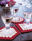 Glasuntersetzer aus rotem Filz mit Perlmuttknöpfen, Tischsets