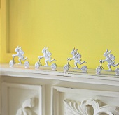 Zinnfiguren-3 Rollerfahrende Osterhasen, gelber Hintergrund