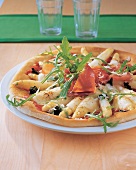 Pizza mit weißem Spargel, Parmaschinken, Rucola und Parmesan