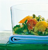 Salat aus Spargel grün, weiß mit Schinken, Kartoffeln im Glas