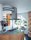 moderne helle Küche mit rundem Fenst er, Abzugshaube, Glasabstellflächen