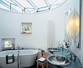 helles Badezimmer mit Dachverglasung + runden silbernen Waschbecken