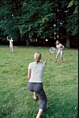 Junge Leute beim Federballspielen 
