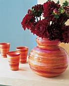 Bauchige Vase + Gläser mit Bast in orange + pink streifig umwickelt