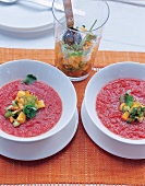 Pfirsich-Salsa mit Tomaten-Gazpacho 