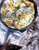 Pannfisch, Dorschfilet mit Kartoffeln in der Pfanne zubereitet