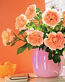 rosa Blumenvase mit Rosen 