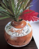 Vase aus Ton, mit Blumen und TierMotiven verziert