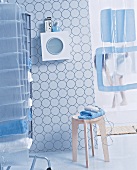 hellblaue Tapete mit Silberkreisen im Badezimmer
