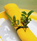 gelbe Baumwoll-Serviette, gefaltet und zusammengerollt, Landhausstil