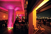 Restaurant und Bar " Au Quai " in Hamburg am Hafen, nachts, Elbe