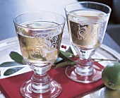 zwei gläserne Pokale mit aufgemalten Monogrammen, mit Wein gefüllt